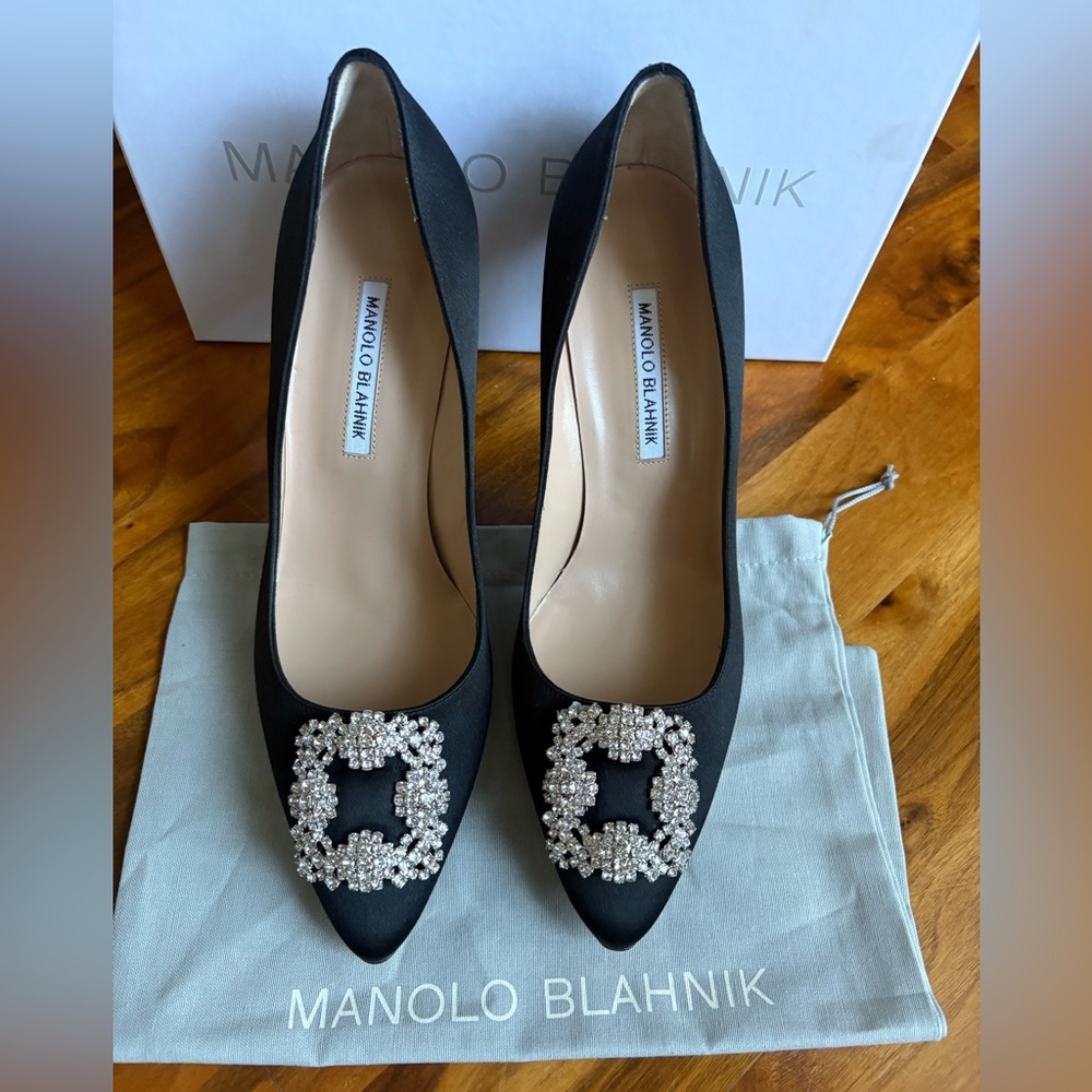 Manolo Blahnik, Black Satin Hangisi Pumps 90, NEW - Picture 4 of 14